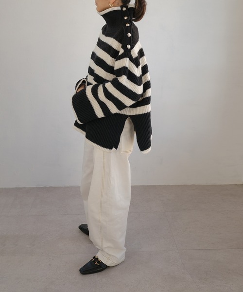 ＡＮＤＪ（アンドジェイ）の「【ANDJ MADE】2WAY肩ボタンタートルネックボーダー柄スリットニット（ニット/セーター・レディース・オフホワイト/ブラック・M）」の11枚目の写真