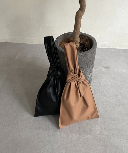 CAPRICIEUX LE'MAGE(カプリシューレマージュ)の「リボン1ハンドルバッグ(ハンドバッグ・レディース・ブラック/キャメル・FREE)」の1枚目の写真