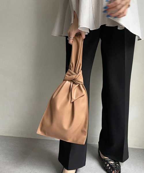 CAPRICIEUX LE'MAGE(カプリシューレマージュ)の「リボン1ハンドルバッグ(ハンドバッグ・レディース・ブラック/キャメル・FREE)」の4枚目の写真