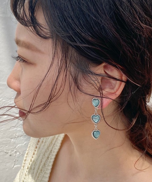 Me%（ミィパーセント）の「トリプルハートイヤリング（イヤリング・レディース・イエロー/グレー/ブラック・FREE）」の3枚目の写真