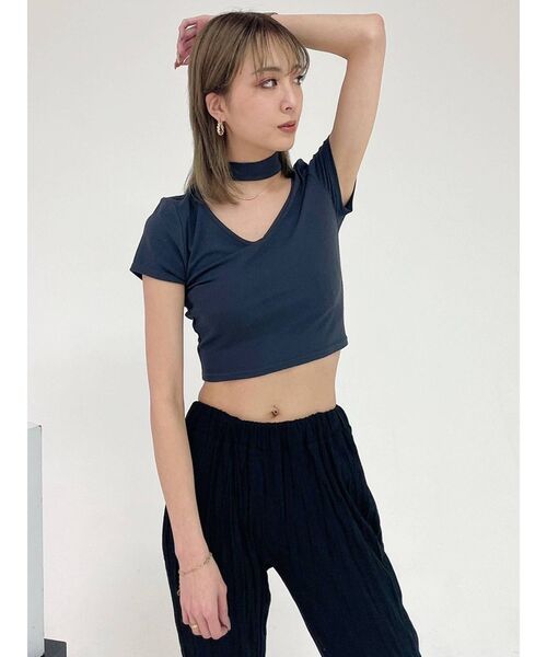 GYDA（ジェイダ）の「チョーカーデザインVネックトップス（Tシャツ/カットソー・レディース・チャコールグレー/オフホワイト・FREE）」の14枚目の写真
