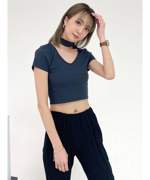 GYDA（ジェイダ）の「チョーカーデザインVネックトップス（Tシャツ/カットソー・レディース・チャコールグレー/オフホワイト・FREE）」の16枚目の写真