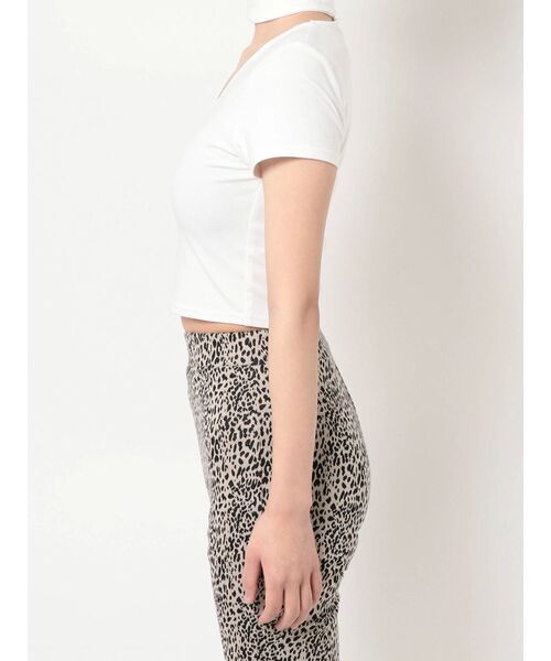 GYDA（ジェイダ）の「チョーカーデザインVネックトップス（Tシャツ/カットソー・レディース・チャコールグレー/オフホワイト・FREE）」の6枚目の写真