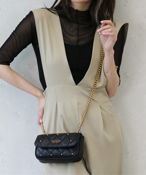 Guess(ゲス)の「GUESS/ゲス スタッズキルトミニショルダーTRIANA Micro Mini(ショルダーバッグ・レディース・ベージュ/ブラック・FREE)」の1枚目の写真