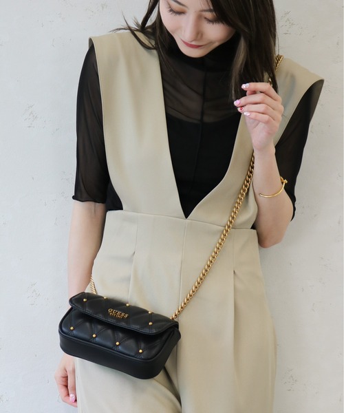 Guess(ゲス)の「GUESS/ゲス スタッズキルトミニショルダーTRIANA Micro Mini(ショルダーバッグ・レディース・ベージュ/ブラック・FREE)」の17枚目の写真