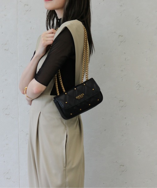 Guess(ゲス)の「GUESS/ゲス スタッズキルトミニショルダーTRIANA Micro Mini(ショルダーバッグ・レディース・ベージュ/ブラック・FREE)」の19枚目の写真