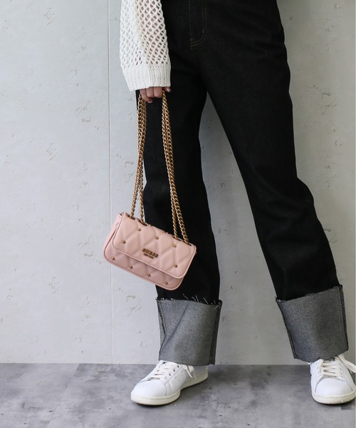 Guess(ゲス)の「GUESS/ゲス スタッズキルトミニショルダーTRIANA Micro Mini(ショルダーバッグ・レディース・ベージュ/ブラック・FREE)」の9枚目の写真
