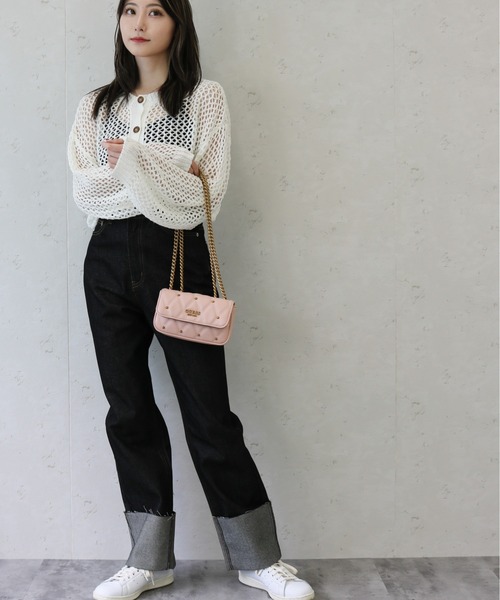 Guess(ゲス)の「GUESS/ゲス スタッズキルトミニショルダーTRIANA Micro Mini(ショルダーバッグ・レディース・ベージュ/ブラック・FREE)」の10枚目の写真