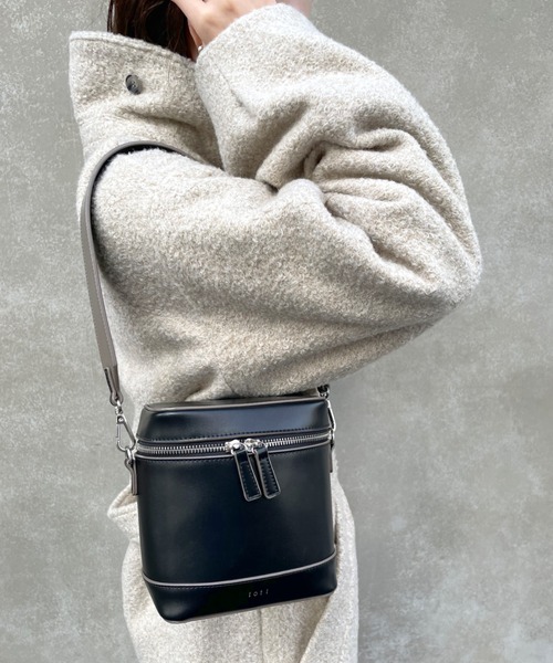 loti（ロティ）の「WEB限定　loti スクエアバニティBAG（ショルダーバッグ・レディース・オフホワイト/ブラック・FREE）」の2枚目の写真