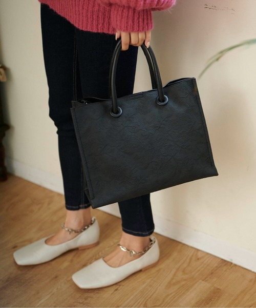 FREE'S MART（フリーズマート）の「エンボスペイズリーバッグ（ショルダーバッグ・レディース・ブラウン/ホワイト/ブラック/カーキ/オレンジ・ﾌﾘ-）」の2枚目の写真