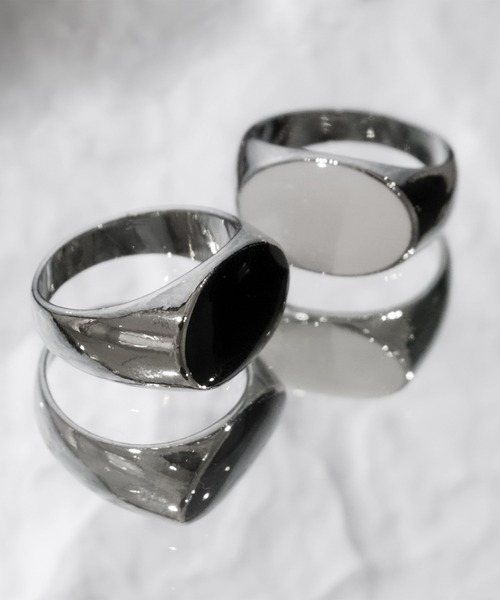 Adoon plain(アドーンプレーン)の「【Adoon plain】オニキス風 シルバーリング(リング・メンズ・ホワイト/ブラック・MEDIUM/LARGE)」の2枚目の写真