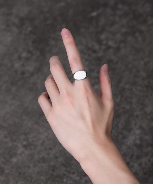 Adoon plain(アドーンプレーン)の「【Adoon plain】オニキス風 シルバーリング(リング・メンズ・ホワイト/ブラック・MEDIUM/LARGE)」の5枚目の写真