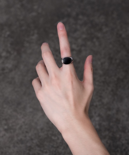 Adoon plain(アドーンプレーン)の「【Adoon plain】オニキス風 シルバーリング(リング・メンズ・ホワイト/ブラック・MEDIUM/LARGE)」の4枚目の写真