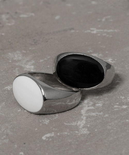 Adoon plain(アドーンプレーン)の「【Adoon plain】オニキス風 シルバーリング(リング・メンズ・ホワイト/ブラック・MEDIUM/LARGE)」の9枚目の写真