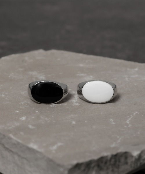 Adoon plain(アドーンプレーン)の「【Adoon plain】オニキス風 シルバーリング(リング・メンズ・ホワイト/ブラック・MEDIUM/LARGE)」の7枚目の写真