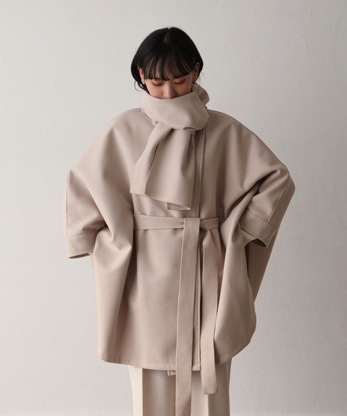 Chillfar（チルファー）の「ストール付きポンチョ（ノーカラーコート・レディース・モカ/グリーン/アイボリー/ベージュ/ブラック・FREE）」の2枚目の写真