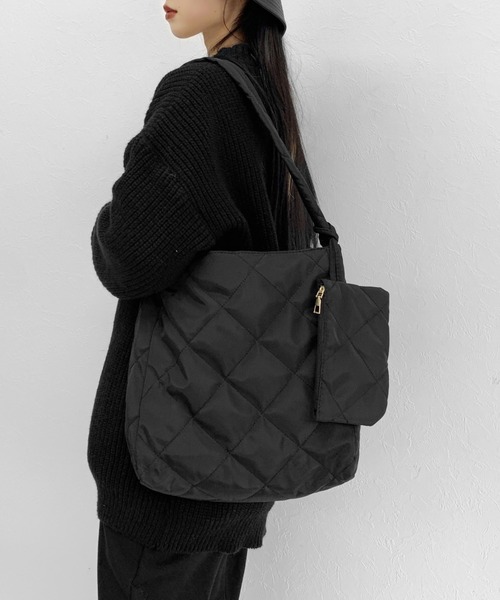 LVEU.(ラブユ.)の「【ZOZOTOWN限定】Mini pouch quilted square shoulder bag / ポーチ付きキルティングスクエアショルダーバッグ(ショルダーバッグ・レディース・ブラック・FREE)」の2枚目の写真