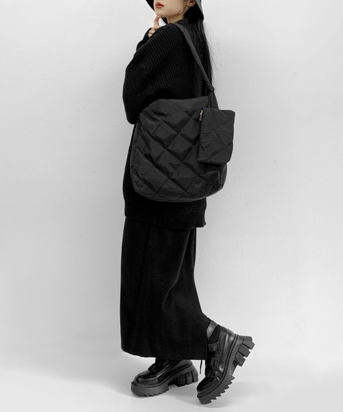 LVEU.(ラブユ.)の「【ZOZOTOWN限定】Mini pouch quilted square shoulder bag / ポーチ付きキルティングスクエアショルダーバッグ(ショルダーバッグ・レディース・ブラック・FREE)」の4枚目の写真