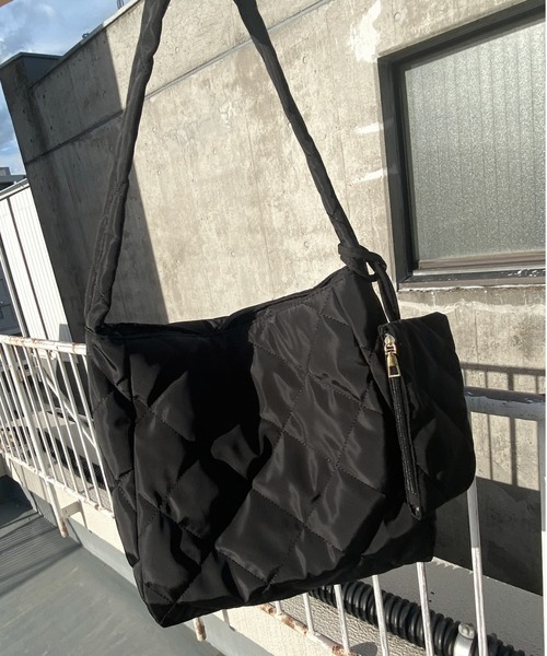 LVEU.(ラブユ.)の「【ZOZOTOWN限定】Mini pouch quilted square shoulder bag / ポーチ付きキルティングスクエアショルダーバッグ(ショルダーバッグ・レディース・ブラック・FREE)」の9枚目の写真