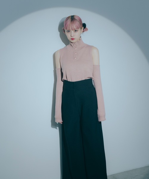 Romansual(ロマンシュアル)の「Romansual/オープンショルダーハイネックニット(ニット/セーター・レディース・ピンク/ブラック・FREE)」の3枚目の写真