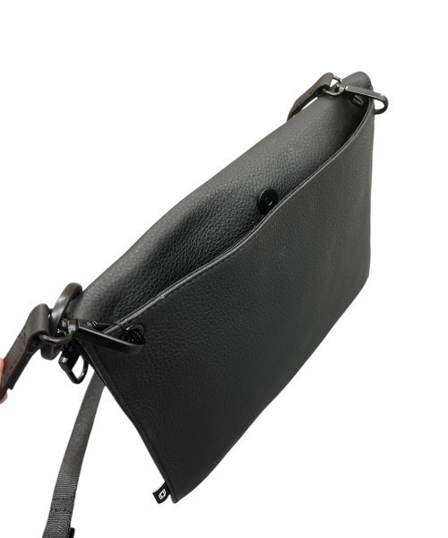 waku(ワク)の「waku ワク 『KURO Series』 FLAP CLUTCH SHOULDER(ショルダーバッグ・メンズ・ブラック・FREE)」の10枚目の写真