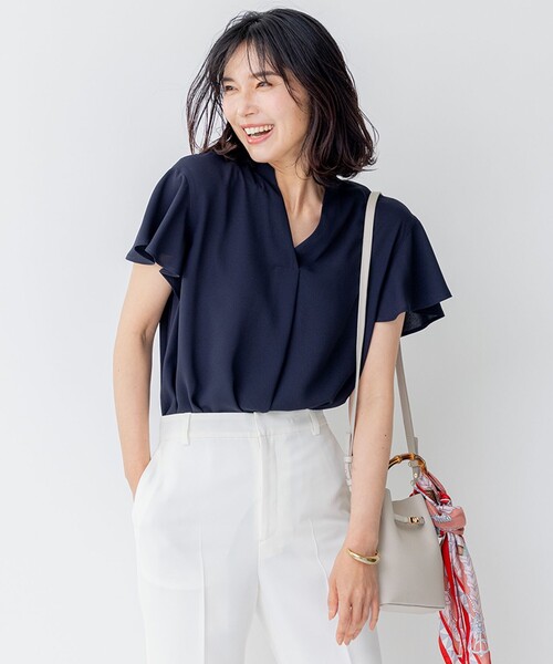 23区(ニジュウサンク)の「【洗える】バックサテンアムンゼン 袖フリル キーネック ブラウス(シャツ/ブラウス・レディース・ベージュ系/ネイビー系/ホワイト系/ライラック系・32)」の1枚目の写真