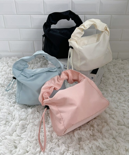 Loueme(ルエム)の「くしゅくしゅナイロンワンハンドルバッグ(ハンドバッグ・レディース・オレンジ/ブラック/イエロー/ホワイト/ライトブルー/ピンク/パープル/グリーン・FREE)」の2枚目の写真
