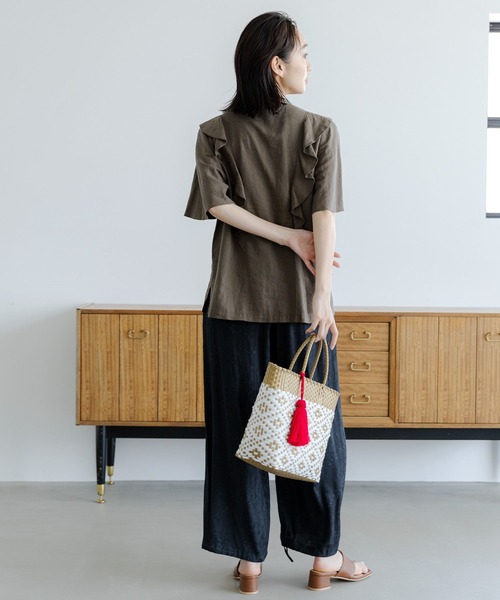 niko and...（ニコアンド）の「リフレッシュリネンレーヨンフリルブラウス（シャツ/ブラウス・レディース・カーキ/ブラック/オフホワイト/ブルー・LARGE/MEDIUM）」の11枚目の写真