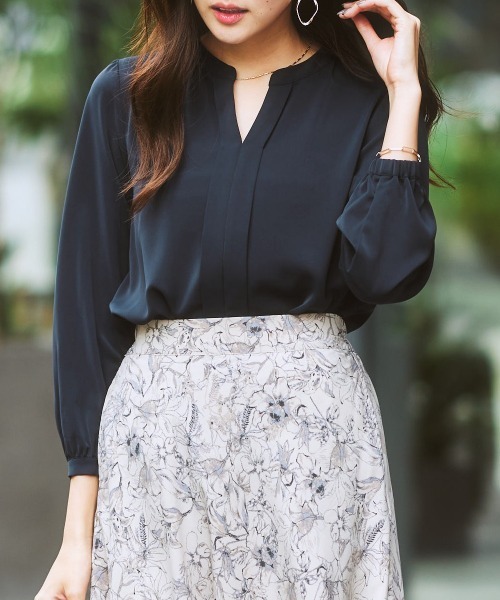 7days Life Styling(セブンデイズライフスタイリング)の「【販売終了】ストレッチパウダーサテンスキッパーブラウス(しわになりにくい・速乾・洗濯機OK・UVカット)(シャツ/ブラウス・レディース・ネイビー/オフホワイト/グレイッシュベージュ/ピンクベージュ・L/LL/M/S)」の1枚目の写真