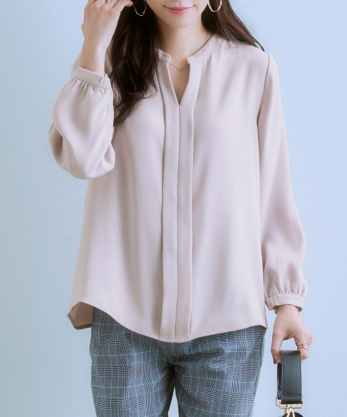 7days Life Styling(セブンデイズライフスタイリング)の「【販売終了】ストレッチパウダーサテンスキッパーブラウス(しわになりにくい・速乾・洗濯機OK・UVカット)(シャツ/ブラウス・レディース・ネイビー/オフホワイト/グレイッシュベージュ/ピンクベージュ・L/LL/M/S)」の4枚目の写真
