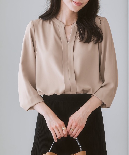 7days Life Styling(セブンデイズライフスタイリング)の「【販売終了】ストレッチパウダーサテンスキッパーブラウス(しわになりにくい・速乾・洗濯機OK・UVカット)(シャツ/ブラウス・レディース・ネイビー/オフホワイト/グレイッシュベージュ/ピンクベージュ・L/LL/M/S)」の3枚目の写真