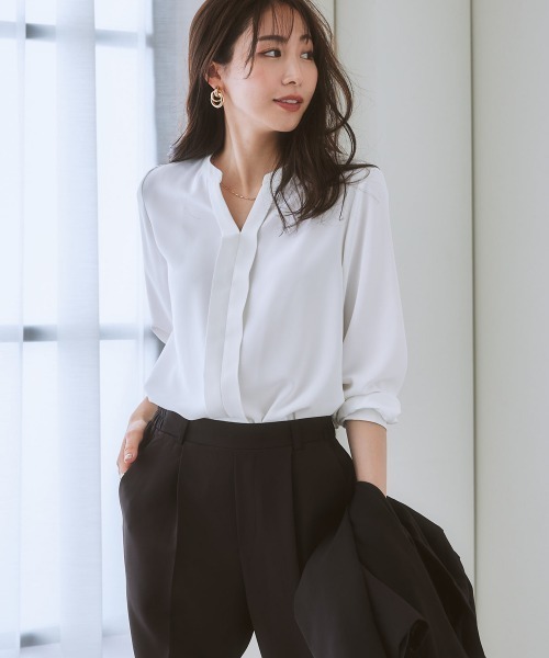7days Life Styling(セブンデイズライフスタイリング)の「【販売終了】ストレッチパウダーサテンスキッパーブラウス(しわになりにくい・速乾・洗濯機OK・UVカット)(シャツ/ブラウス・レディース・ネイビー/オフホワイト/グレイッシュベージュ/ピンクベージュ・L/LL/M/S)」の11枚目の写真