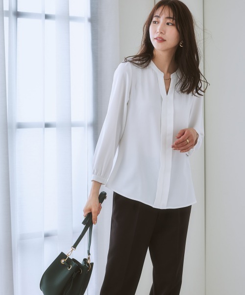 7days Life Styling(セブンデイズライフスタイリング)の「【販売終了】ストレッチパウダーサテンスキッパーブラウス(しわになりにくい・速乾・洗濯機OK・UVカット)(シャツ/ブラウス・レディース・ネイビー/オフホワイト/グレイッシュベージュ/ピンクベージュ・L/LL/M/S)」の13枚目の写真