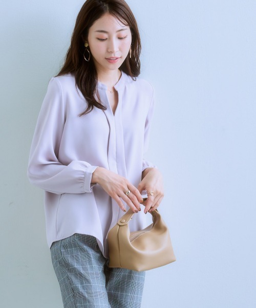 7days Life Styling(セブンデイズライフスタイリング)の「【販売終了】ストレッチパウダーサテンスキッパーブラウス(しわになりにくい・速乾・洗濯機OK・UVカット)(シャツ/ブラウス・レディース・ネイビー/オフホワイト/グレイッシュベージュ/ピンクベージュ・L/LL/M/S)」の8枚目の写真