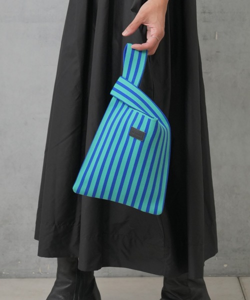 Actually(アクチュアリー)の「ニットストライプバッグ S(ハンドバッグ・レディース・ブルー/レッド・フリー)」の2枚目の写真