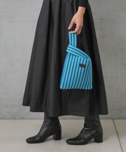 Actually(アクチュアリー)の「ニットストライプバッグ S(ハンドバッグ・レディース・ブルー/レッド・フリー)」の3枚目の写真