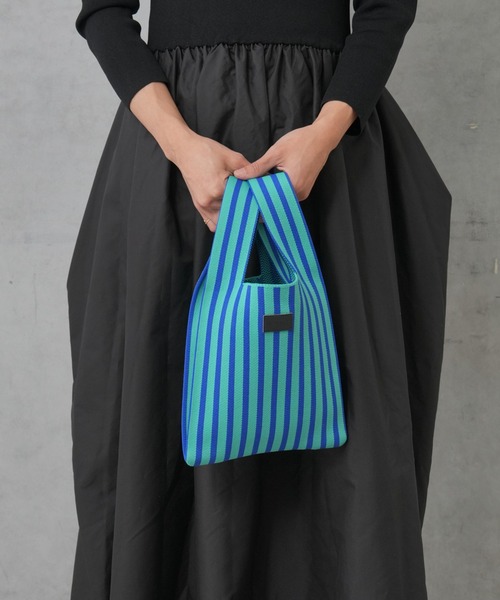 Actually(アクチュアリー)の「ニットストライプバッグ S(ハンドバッグ・レディース・ブルー/レッド・フリー)」の4枚目の写真