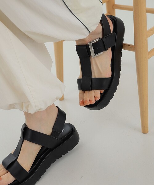 Ray BEAMS（レイビームス）の「MOHI / Tストラップ サンダル（サンダル・レディース・ブラック/グリーン・38/37/36/39）」の6枚目の写真