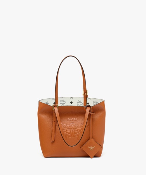 MCM（エムシーエム）の「Himmel ショッパーバッグ - エンボスロゴレザー（ショルダーバッグ・メンズ・ブラウン/ブラック/ブルー・ONE SIZE）」の2枚目の写真