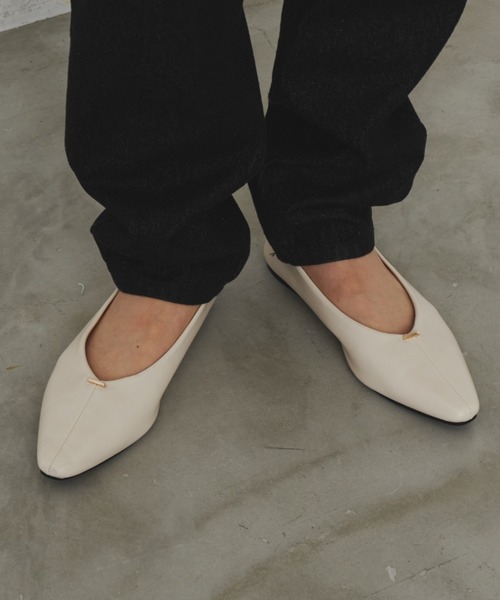 Aunt Marie's（アントマリーズ）の「メタルポイントフラットパンプス（パンプス・レディース・シルバー/アイボリー/ブラック・S/M/L）」の2枚目の写真