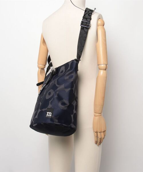 marimekko（マリメッコ）の「Unikko / All Day Bucket（ショルダーバッグ・レディース・ネイビー・FREE）」の8枚目の写真