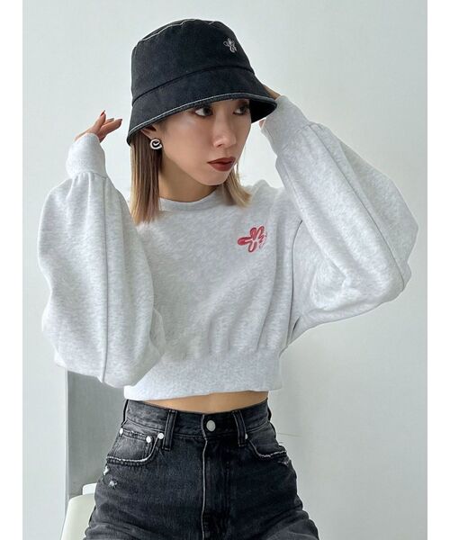 EMODA（エモダ）の「EMフラワーショートスウェット（スウェット・レディース・グレー/ブラック/ブルー・FREE）」の2枚目の写真