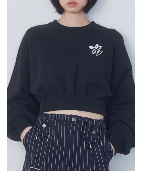 EMODA（エモダ）の「EMフラワーショートスウェット（スウェット・レディース・グレー/ブラック/ブルー・FREE）」の4枚目の写真