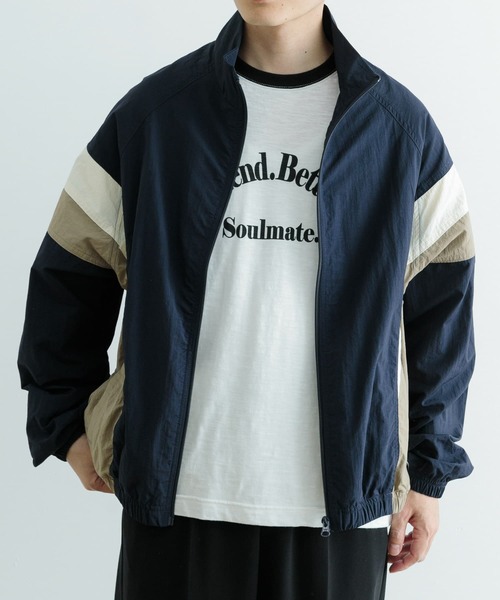 ITEMS URBANRESEARCH(アイテムズ アーバンリサーチ)の「配色キリカエ ナイロン トラックジャケット(ブルゾン・メンズ・ブラック/ネイビー・MEDIUM/LARGE)」の2枚目の写真