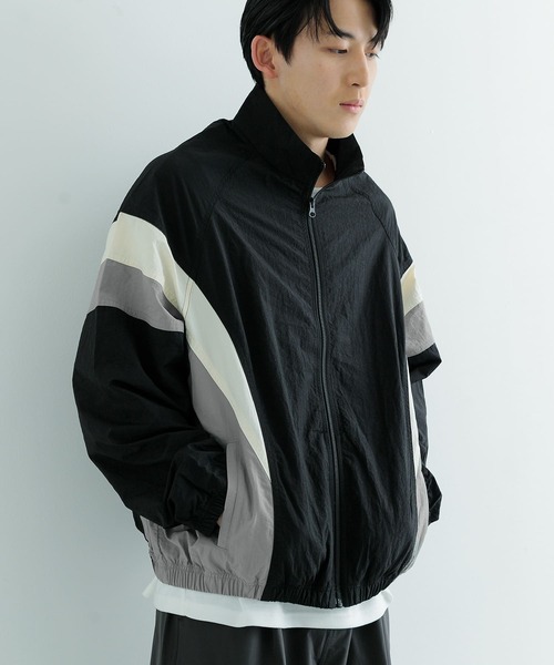 ITEMS URBANRESEARCH(アイテムズ アーバンリサーチ)の「配色キリカエ ナイロン トラックジャケット(ブルゾン・メンズ・ブラック/ネイビー・MEDIUM/LARGE)」の1枚目の写真
