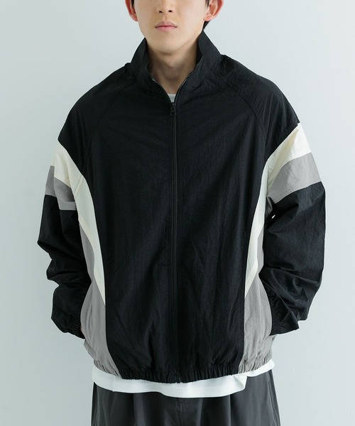 ITEMS URBANRESEARCH(アイテムズ アーバンリサーチ)の「配色キリカエ ナイロン トラックジャケット(ブルゾン・メンズ・ブラック/ネイビー・MEDIUM/LARGE)」の3枚目の写真