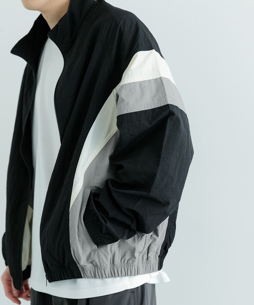 ITEMS URBANRESEARCH(アイテムズ アーバンリサーチ)の「配色キリカエ ナイロン トラックジャケット(ブルゾン・メンズ・ブラック/ネイビー・MEDIUM/LARGE)」の4枚目の写真