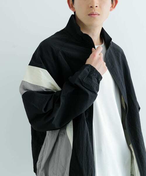 ITEMS URBANRESEARCH(アイテムズ アーバンリサーチ)の「配色キリカエ ナイロン トラックジャケット(ブルゾン・メンズ・ブラック/ネイビー・MEDIUM/LARGE)」の5枚目の写真