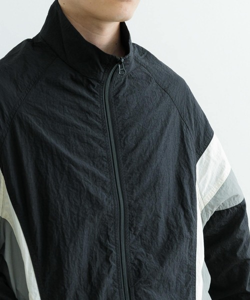 ITEMS URBANRESEARCH(アイテムズ アーバンリサーチ)の「配色キリカエ ナイロン トラックジャケット(ブルゾン・メンズ・ブラック/ネイビー・MEDIUM/LARGE)」の9枚目の写真