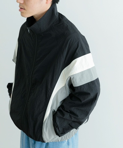 ITEMS URBANRESEARCH(アイテムズ アーバンリサーチ)の「配色キリカエ ナイロン トラックジャケット(ブルゾン・メンズ・ブラック/ネイビー・MEDIUM/LARGE)」の11枚目の写真
